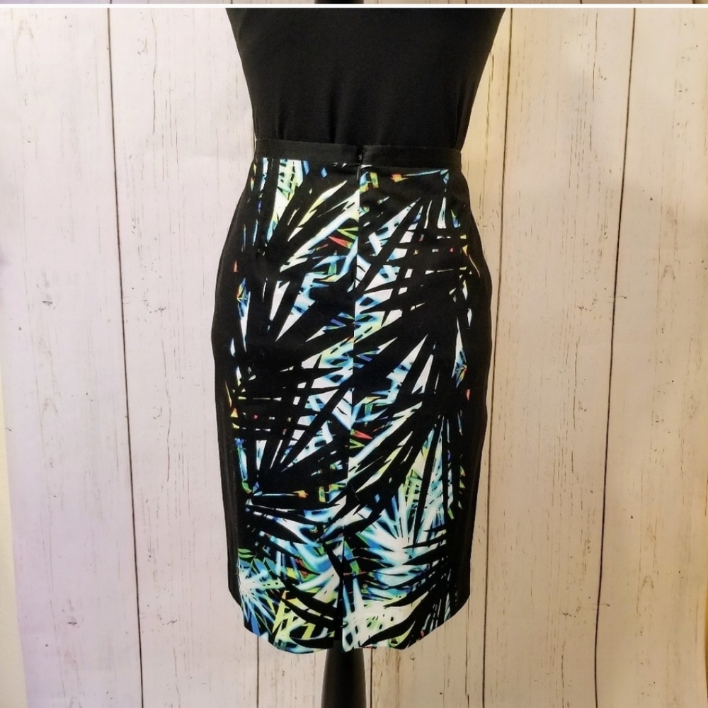 T TAHARI Tropical Print Black Skirt - Picture 2 of 5